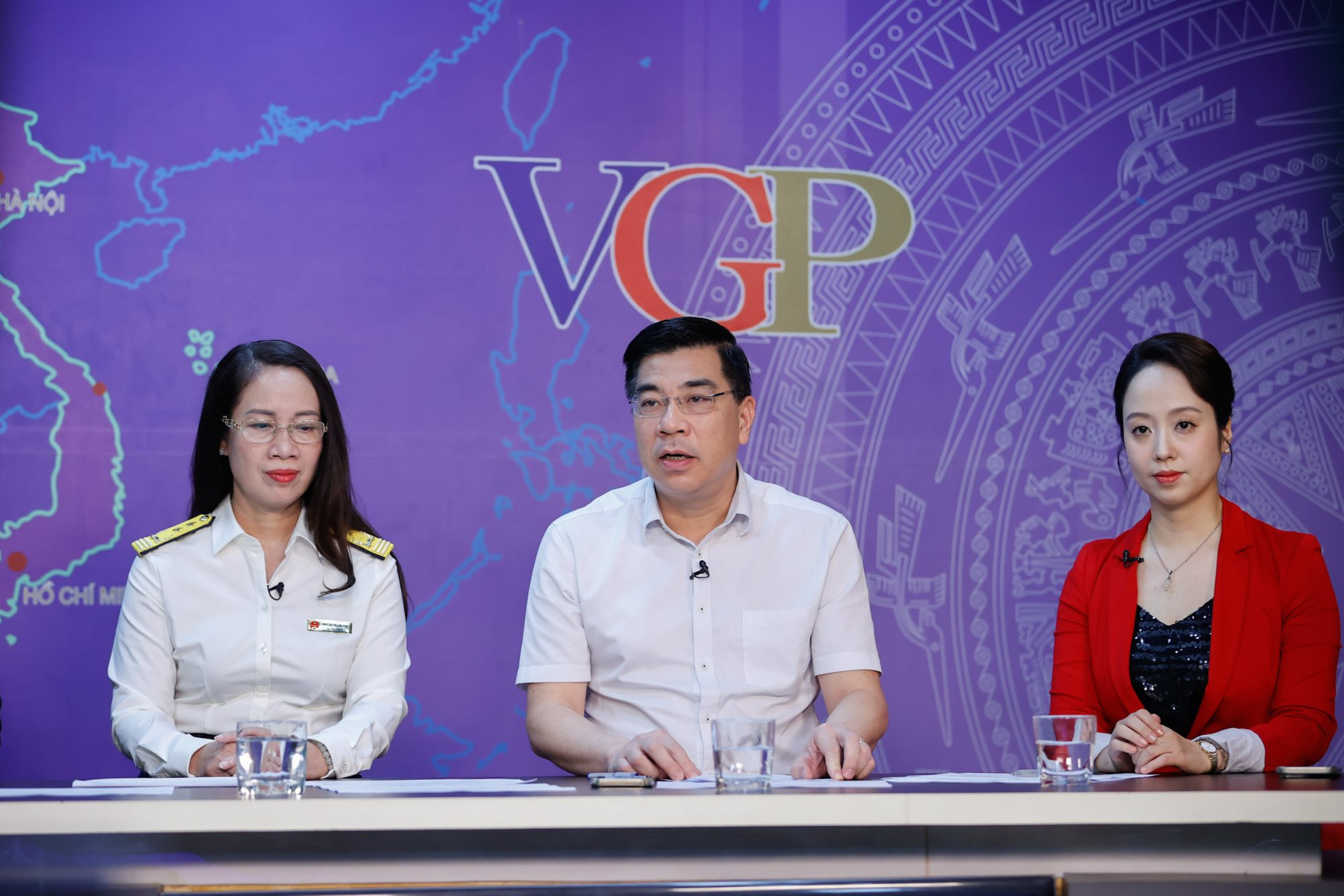 Ông Trần Minh Tuấn, Vụ trưởng Vụ Kinh tế số và Xã hội số, Bộ Thông tin và Truyền thông (áo trắng, ở giữa). Ảnh VGP/Nhật Bắc.