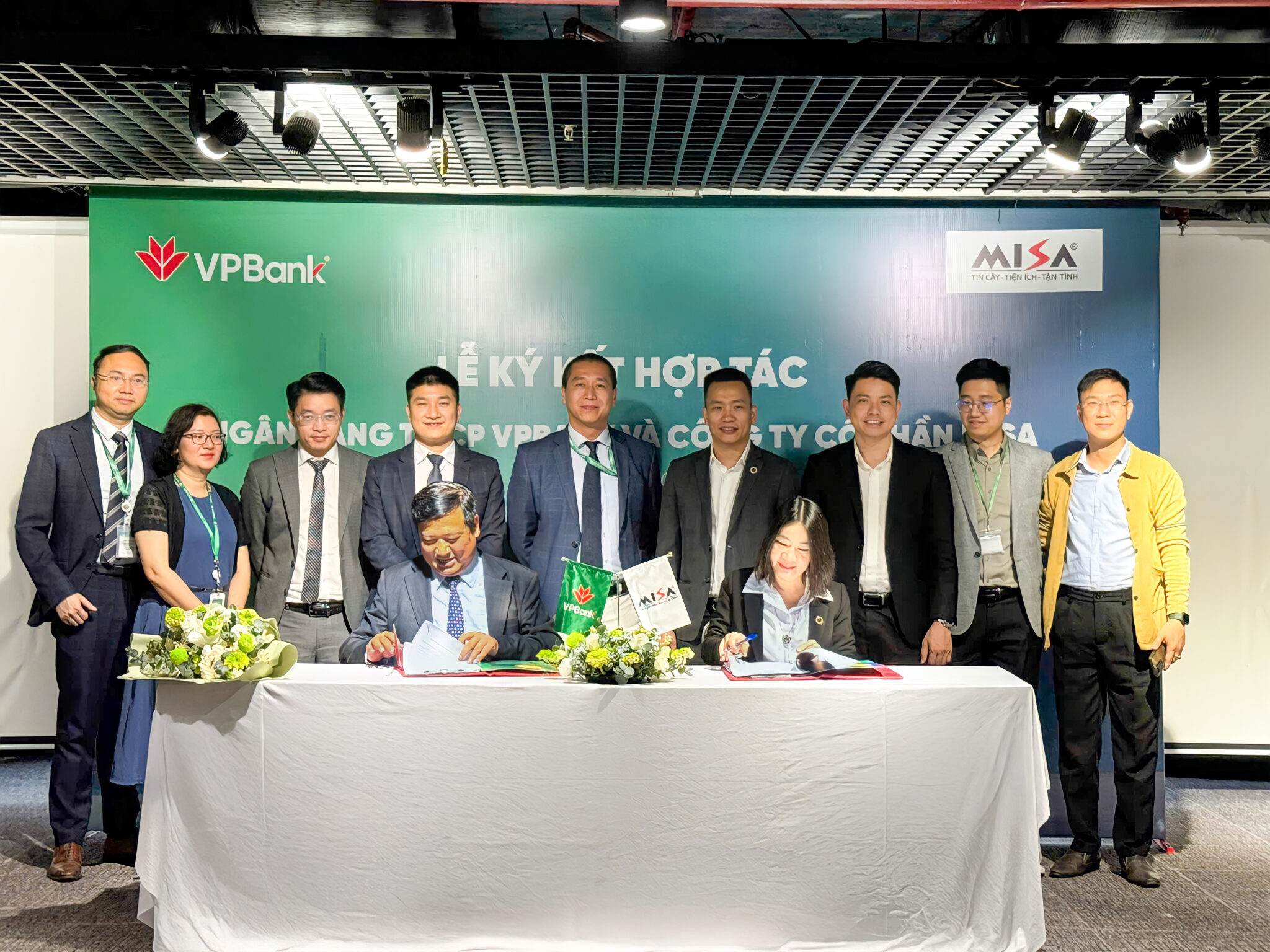 Bà Nguyễn Thị Ngoan – Giám đốc Tài chính MISA kiêm Giám đốc JETPAY và ông Nguyễn Anh Việt – Giám đốc Trung tâm khách hàng tiểu thương VPBank đại diện hai bên ký kết hợp tác.