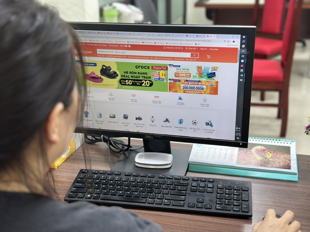 Theo quy định, người bán phải xuất hóa đơn ngay tại thời điểm giao dịch được xác nhận thành công và chấp nhận thanh toán. Ảnh: TNga.